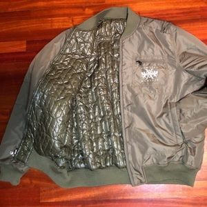 A very stylish Sean John men’s jacket.